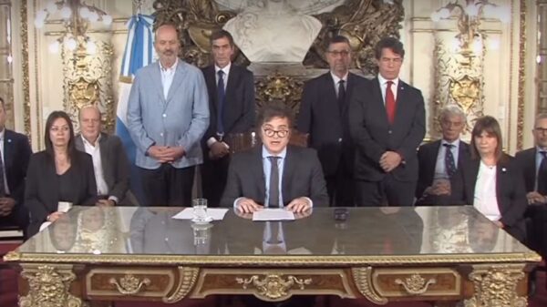 javier-milei-y-su-gabinete-durante-el-anuncio-del-dnu-1723821