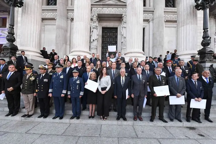 Victoria-Villarruel-entrega-de-diplomas-excombatientes
