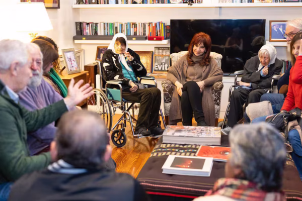 cristina-kirchner-recibio-este-lunes-a-dirigentes-TQZGS65E5NHBPAVPJWFIXFOPU4
