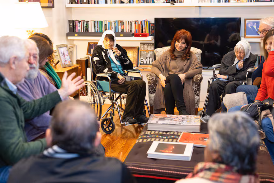 cristina-kirchner-recibio-este-lunes-a-dirigentes-TQZGS65E5NHBPAVPJWFIXFOPU4