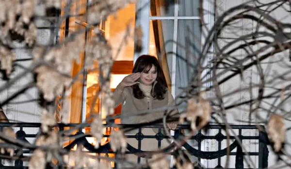 cristina-kirchner-salio-al-balcon-a-saludar-a-la-5KW4M562NFCYNAXL4LLXYULZEA