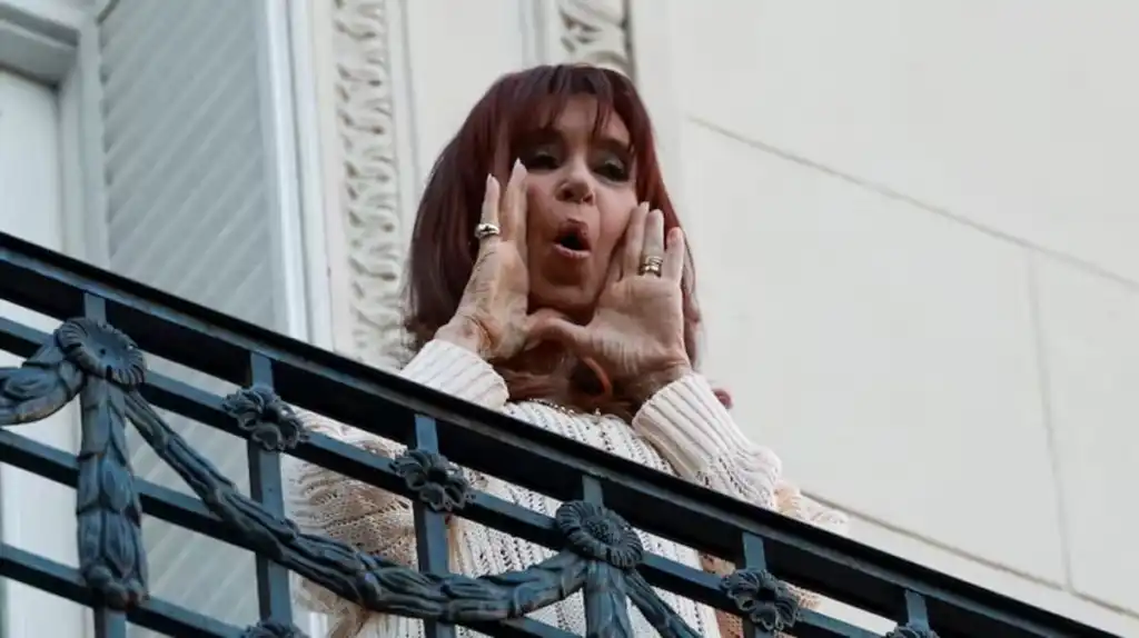 cristina-kirchner-saluda-a-la-militancia-desde-el-balcon-de-su-departamento-de-constitucion-foto-reu-1
