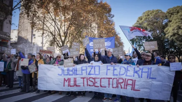 los-jubilados-se-concentran-frente-al-congreso-para-marchar-foto-nicolas-gonzalez-tn-57KPIT3KEFCPROVJTWKOMJGWOM