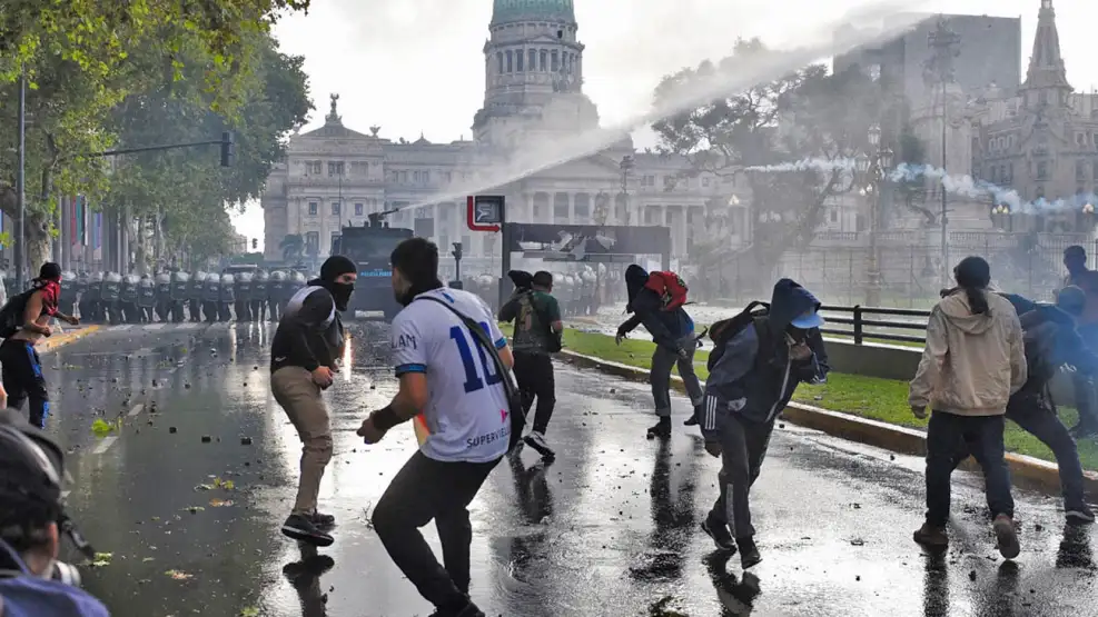 060925congresoprotestarepresioncuarterolog-2094363