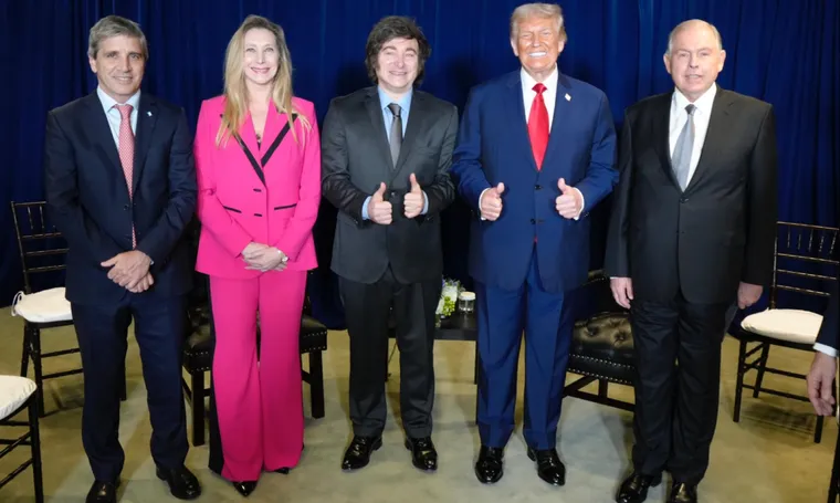 la-foto-que-subio-caputo-junto-karina-y-javier-milei-y-donald-trump