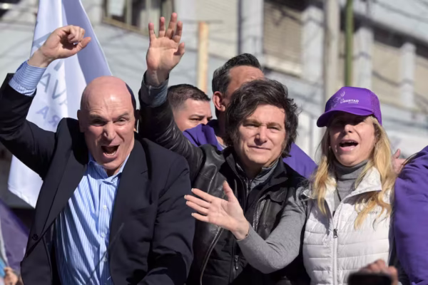 espert-junto-a-los-hermanos-CWQCICWQW5A27I3LTUKDEYP4HY