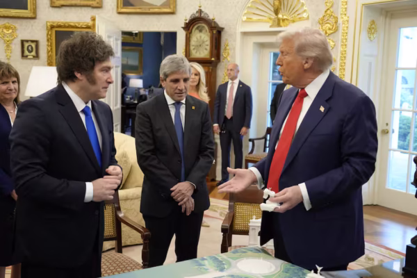 javier-milei-luis-caputo-y-donald-trump-en-el-OGLCQKH2TJBPNP7WJDL6VFTMIA