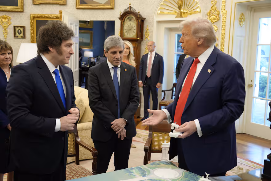 javier-milei-luis-caputo-y-donald-trump-en-el-OGLCQKH2TJBPNP7WJDL6VFTMIA