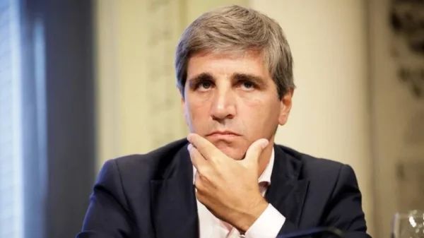 LUIS CAPUTO ASEGURÓ QUE «NO SE VA A SALIR DE LA FLOTACIÓN ENTRE BANDAS» Y QUE EE.UU PODRÁ SEGUIR «COMPRANDO PESOS»