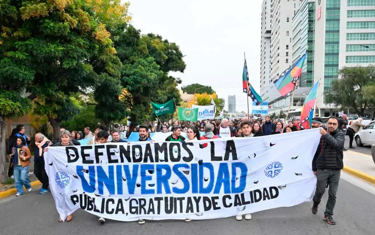 Marcha-universitaria-defensa-educacion-publica