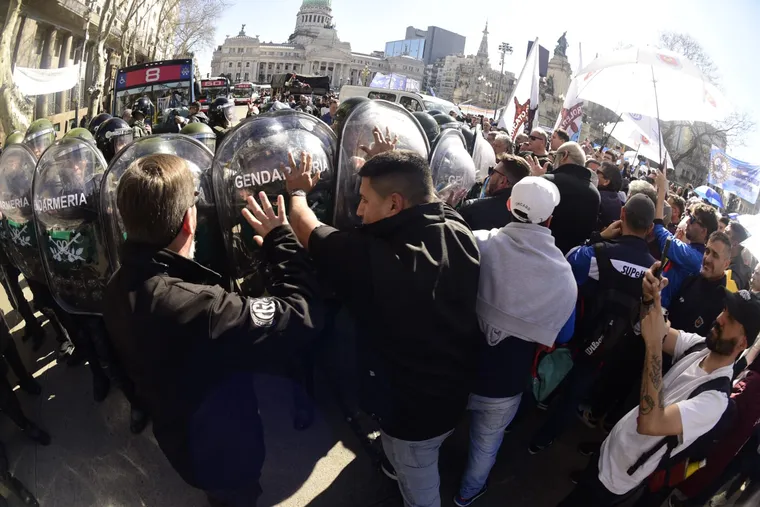 la-policia-aplico-el-protocolo-antipiquetes-afuera-del-congreso