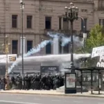 INCIDENTES FRENTE AL CONGRESO DURANTE LA MARCHA CONTRA LA REFORMA LABORAL: BALAS DE GOMA, GASES Y DETENIDOS