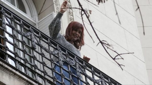 cristina-kirchner-salio-al-balcon-el-sabado-14-de-junio-para-saludar-a-sus-seguidores-2043366