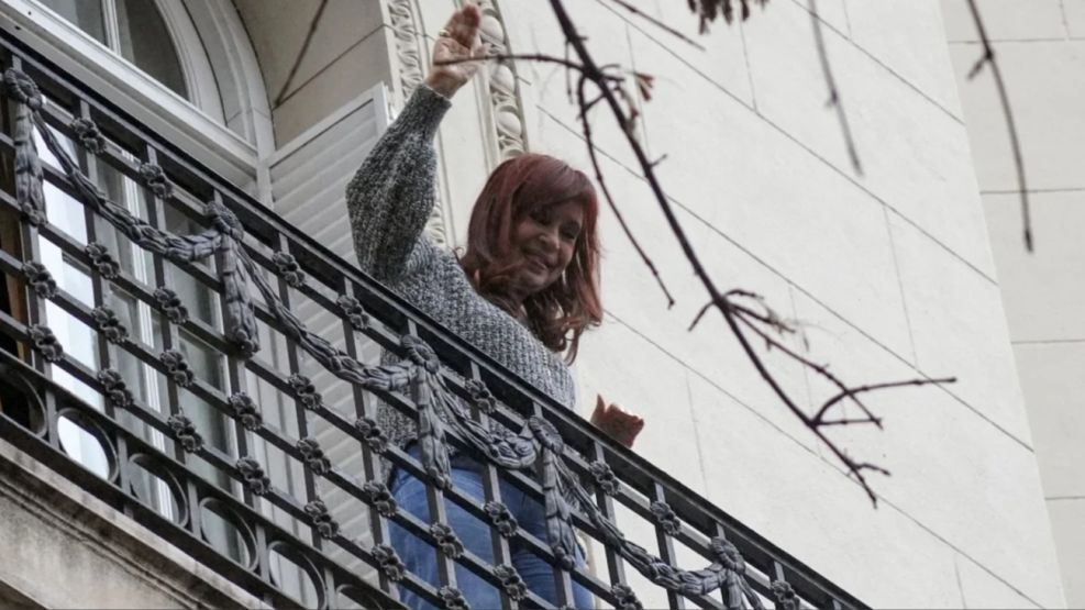 cristina-kirchner-salio-al-balcon-el-sabado-14-de-junio-para-saludar-a-sus-seguidores-2043366