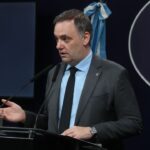 MANUEL ADORNI REÚNE A LA MESA POLÍTICA TRAS EL ESCÁNDALO DE $LIBRA Y LA POLÉMICA DE LOS VUELOS