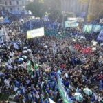 LA CGT MARCA LA CANCHA: EL SINDICALISMO EXIGE «PONER LÍMITES» AL MODELO MILEI EN UNA PLAZA COLMADA