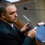 EL FRENTE DE ADORNI: DEFENSA PATRIMONIAL EN DIPUTADOS MIENTRAS EL RECLAMODE LOS INTENDENTES QUEMA EN LA CALLE