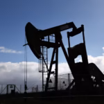 ECONOMÍA «PETROLEO A USD 110: EL «ICEBERG» QUE AMENAZA CON HUNDIR EL PLAN DE CAPUTO