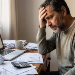 RADIOGRAFÍA DE LA ASFIXIA: EL «TARJETAZO» PARA COMER EMPUJA A LAS FAMILIAS AL ABISMO DE LA MOROSA