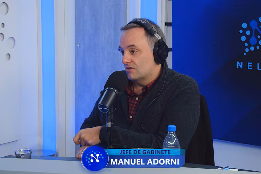 manuel-adorni-esta-noche-en-el-streaming-A4GB5O5XO5HZVHBJBWKQ6CM7WE