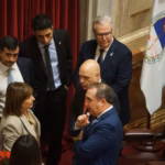 ESCÁNDALO EN EL SENADO: OFICIALISMO Y PERONISMO VACIARON EL RECINTO, HICIERON CAER LA SESIÒN Y ADORNI GANA TIEMPO