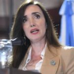 VICTORIA VILLARRUEL LE ENVIÓ FLORES AL VELORIO DEL INDIO SOLARI Y SE MUESTRA UNA CLARA DIFERENCIA CON EL GOBIERNO NACIONAL