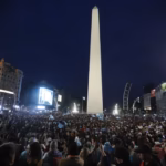 LA MAREA CELESTE Y BLANCA COMA LAS CALLES: EL HISTÓRICO BANDERAZO QUE RATIFICA LA UNIDAD EN EL LLANO COMUNITARIO