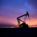 ALERTA EN LOS SURTIDORES: EL PETRÓLEO SUPERÓ LOS US$ 85 TRAS NUEVOS ATAQUES EN MEDIO ORIENTE Y AMENAZA LAS METAS INFLACIONARIAS LOCALES
