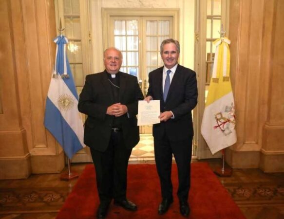 el-nuncio-apostolico-fue-recibido-por-el-canciller-quirno-jgtk-1784926236
