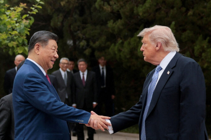 FOTO DE ARCHIVO: El presidente de Estados Unidos, Donald Trump, estrecha la mano del presidente chino, Xi Jinping, al salir tras una visita al jardín Zhongnanhai en Pekín, China