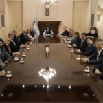 JAVIER MILEI REÚNE A SU GABINETE Y A LEGISLADORES PARA IMPULSAR DOS PROYECTOS CLAVE EN EL CONGRESO
