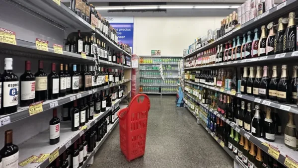 cierre-carrefour-calle-suipacha-jorge-calle-sexta-seccion-mercaderia-crisis-inflacion-canasta-basica-consumo