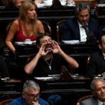 EDITORIAL: LA DIRIGENCIA MIRA SU OMBLIGO MIENTRAS LA ARGENTINA REAL ASFIXIA AL CIUDADANO DE A PIE