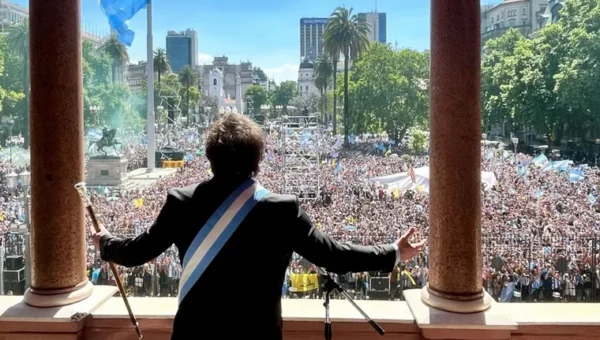 javier-milei-el-dia-la-asuncion-al-saludar-el-balcon-la-casa-rosada-foto-na