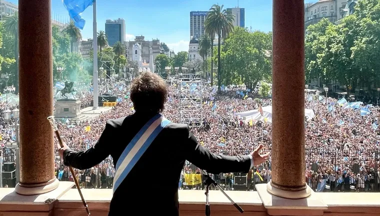 javier-milei-el-dia-la-asuncion-al-saludar-el-balcon-la-casa-rosada-foto-na