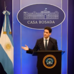 EL GOBIERNO ATRIBUYE LA SUBA DEL RIESGO PAÍS A LA INCERTIDUMBRE GLOBAL Y REITERÓ QUE NO HABRÁ «PLAN PLATITA»