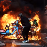 FRANCIA BAJO TOQUE DE QUEDA: LAS IMÁGENES DE UNA JORNADA DE VIOLENTAS PROTESTAS Y ESTALLIDO SOCIAL